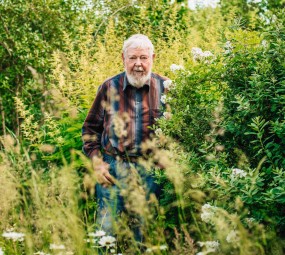 Michael Succow in seinem Garten (Foto: Wally Pruß)