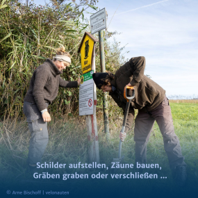 Bufdis auf der Insel Koos beim Arbeitseinsatz Foto: Arne Bischoff, Velonauten