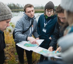 Vorprogramm der MoKKa-Abschlusstagung. Paul Lesky von der Stiftung Umwelt- und Naturschutz MV stellt die Planungen für das Grambower Moor vor. Foto: Succow Stiftung/Stephan Busse